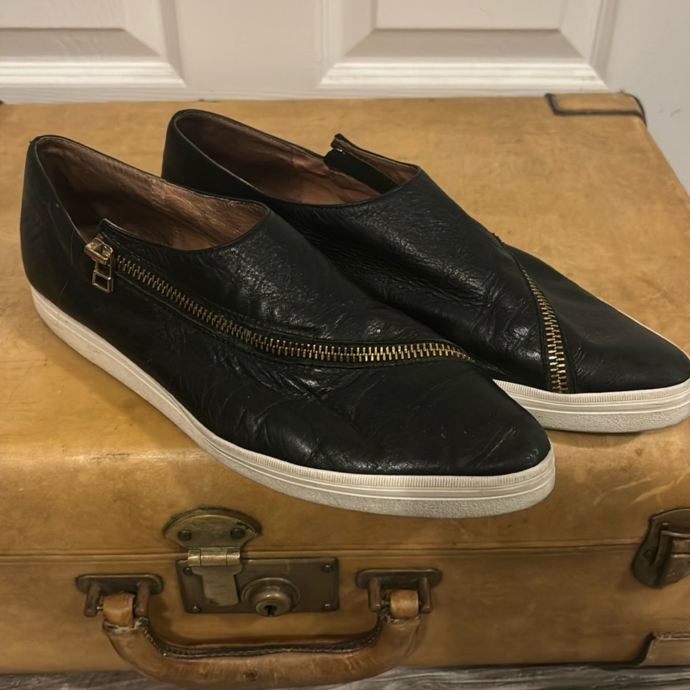 ALL BLACK ANTHROPOLOGIE LEATHER SIDE ZIP SHOE SIZE 9.5